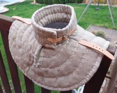 Nákrčník základní s řemením pro uchycení zbroje.